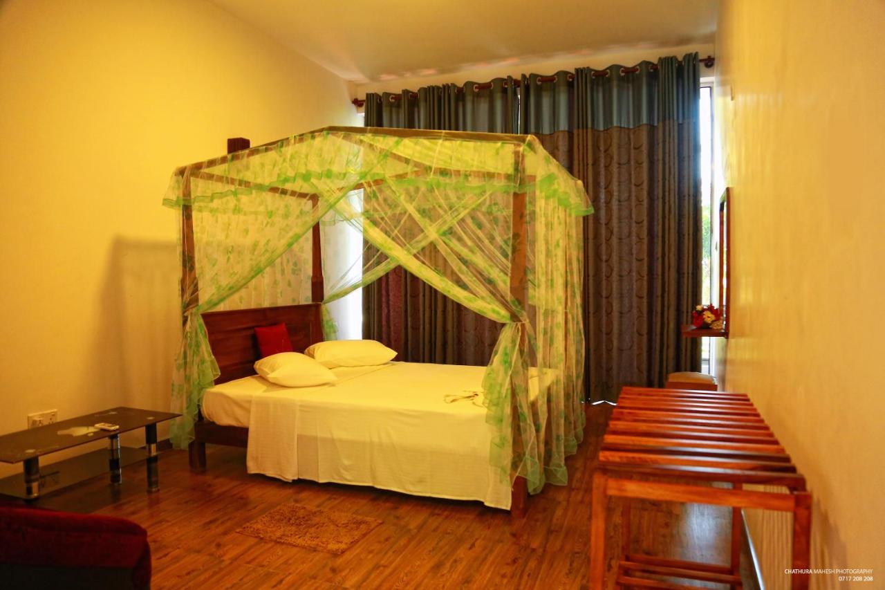 Lake Edge Holiday Inn Tissamaharama Dış mekan fotoğraf
